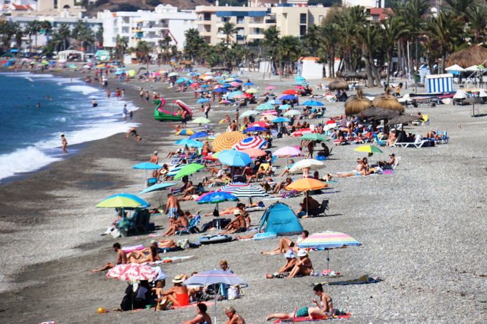 El buen tiempo y la alta temperatura mantiene animadas las playas de Almucar y La Herradura 